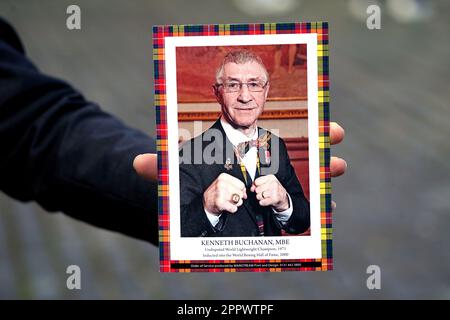 Die Dienstorden mit einem Bild von Ken Buchanan vor einer Gedenkfeier in der St. Giles' Cathedral in Edinburgh. Der schottische Boxer, der 1971 zum unbestrittenen Leichtgewicht-Weltmeister wurde, starb Anfang des Monats, im Alter von 77 Jahren. Foto: Dienstag, 25. April 2023. Stockfoto