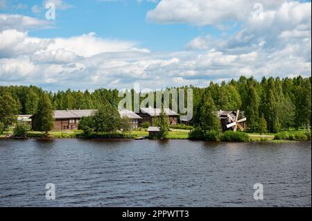 MANDROGI, RUSSLAND - 8. JUNI 2015: Karelien, alte Holzhäuser am Ufer des Flusses Svir. Restauriertes altes Dorf, Liegeplatz des Touristenschiffs Stockfoto