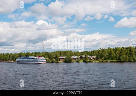 MANDROGI, RUSSLAND - 8. JUNI 2015: Karelien, alte Holzhäuser am Ufer des Flusses Svir. Restauriertes altes Dorf, Liegeplatz des Touristenschiffs Stockfoto