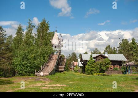 MANDROGI, RUSSLAND - 8. JUNI 2015: Karelia Region, ein neues Resort im traditionellen Stil im alten Dorf Mandrogi. Die Winterattraktion ist eine Holzrutsche Stockfoto