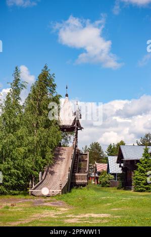 MANDROGI, RUSSLAND - 8. JUNI 2015: Karelia Region, ein neues Resort im traditionellen Stil im alten Dorf Mandrogi. Die Winterattraktion ist eine Holzrutsche Stockfoto