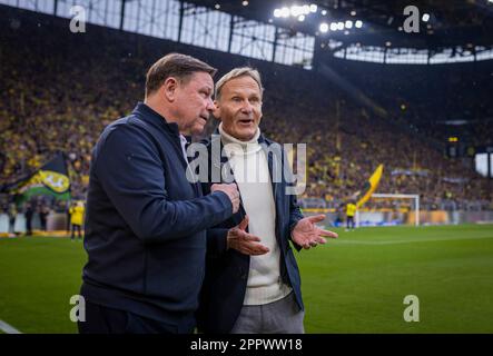 Dortmund, Deutschland. 22. April 2023. Dr. Christian Hockenjoy (Organisationschef von Borussia Dortmund) und Geschäftsführer Hans-Joachim Watzke (BVB) B. Stockfoto