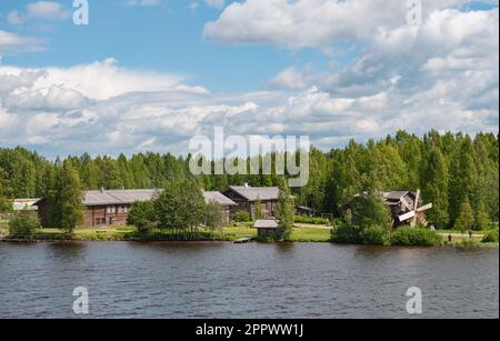 MANDROGI, RUSSLAND - 8. JUNI 2015: Karelien, alte Holzhäuser am Ufer des Flusses Svir. Restauriertes altes Dorf, Liegeplatz des Touristenschiffs Stockfoto