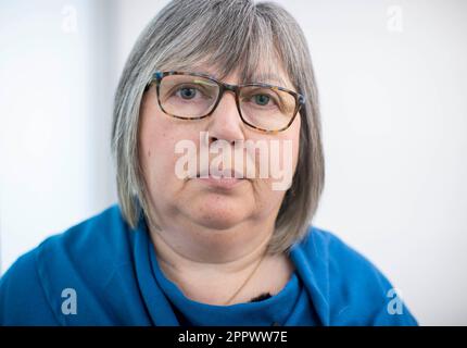 Brenda Doherty, Tochter von Ruth Burke, 82, die am 24. März 2020 während der Pandemie verstarb. Nordirland-Familien, die Opfer von Covid-19 geworden sind, haben sich versammelt, um sich einen Livestream aus London der dritten Voranhörung der britischen Covid-19-Untersuchung im Resolution Centre in Belfast anzusehen. Foto: Dienstag, 25. April 2023. Stockfoto