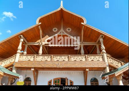 MANDROGI, RUSSLAND - 8. JUNI 2015: Karelia Region, ein neues Resort im traditionellen Stil im alten Dorf Mandrogi. Ein Holzhaus im russischen Stil Stockfoto