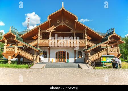 MANDROGI, RUSSLAND - 8. JUNI 2015: Karelia Region, ein neues Resort im traditionellen Stil im alten Dorf Mandrogi. Ein Holzhaus im russischen Stil Stockfoto
