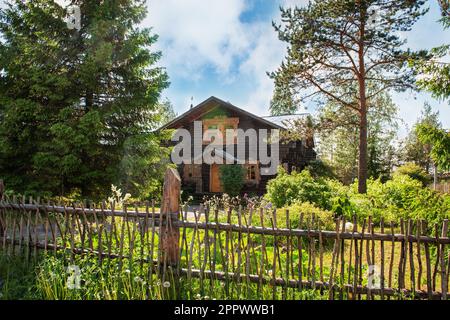 MANDROGI, RUSSLAND - 8. JUNI 2015: Karelia Region, ein neues Resort im traditionellen Stil im alten Dorf Mandrogi. Ein Holzhaus im russischen Stil Stockfoto