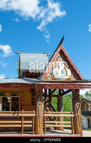 MANDROGI, RUSSLAND - 8. JUNI 2015: Karelia Region, ein neues Resort im traditionellen Stil im alten Dorf Mandrogi. Ein Holzhaus im russischen Stil Stockfoto