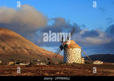 Windmühle in der Villa Verde La Oliva Fuerteventura bei Abendlicht Stockfoto