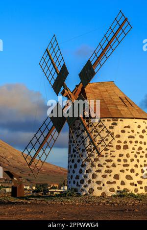 Windmühle in der Villa Verde La Oliva Fuerteventura bei Abendlicht Stockfoto