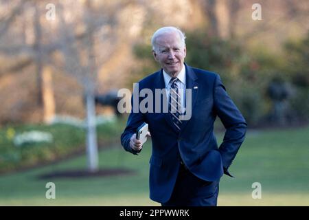 Washington, Usa. 25. April 2023. Das Dateifoto vom 9. März 2023 zeigt, dass US-Präsident Joe Biden nach einem Gespräch über sein Budget für das Geschäftsjahr 2024 in Philadelphia, Pennsylvania, ins Weiße Haus in Washington, DC, USA zurückkehrt. Präsident Joe Biden gab seinen Antrag auf Wiederwahl am Dienstag offiziell bekannt. Er begann einen Kampf, um das Land davon zu überzeugen, dass sein Rekord weitere vier Jahre im Weißen Haus verdient und sein Alter seine Fähigkeit, zu regieren, nicht beeinträchtigen wird. Foto: Chris Kleponis/Pool/ABACAPRESS.COM Kredit: Abaca Press/Alamy Live News Stockfoto