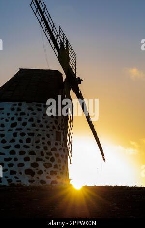 Der Sonnenuntergang hinter der Windmühle in der Villa Verde La Oliva Fuerteventura Stockfoto