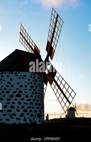 Windmühle in der Villa Verde La Oliva Fuerteventura bei Abendlicht Stockfoto