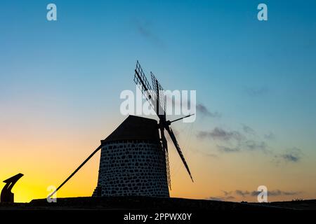 Der Sonnenuntergang hinter der Windmühle in der Villa Verde La Oliva Fuerteventura Stockfoto