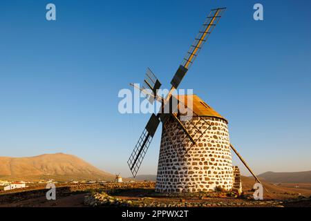 Windmühle in der Villa Verde La Oliva Fuerteventura bei Abendlicht Stockfoto