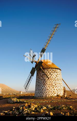 Windmühle in der Villa Verde La Oliva Fuerteventura bei Abendlicht Stockfoto