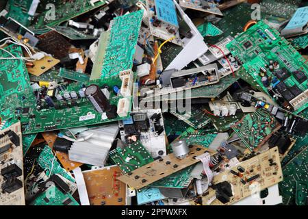 Elektronik-Schaltkreise-Müll als Hintergrund der Recyclingindustrie Stockfoto
