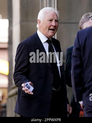 Ehemaliger schottischer Boxer und Kommentator Jim Watt (links), der vor einer Gedenkfeier für den ehemaligen Boxer Ken Buchanan in der St. Giles' Cathedral in Edinburgh eintrifft. Der schottische Boxer, der 1971 zum unbestrittenen Leichtgewicht-Weltmeister wurde, starb Anfang des Monats, im Alter von 77 Jahren. Foto: Dienstag, 25. April 2023. Stockfoto