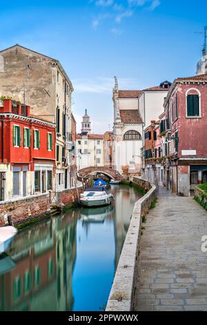 Malerischer Wasserkanal, Dorsoduro, Venedig, Venetien, Italien Stockfoto