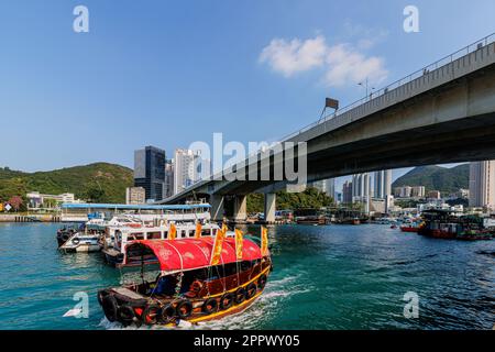 Der Hafen von Aberdeen ist ein beliebter Ort, an dem Besucher sich entspannen und Selfies mit den Booten machen können. Stockfoto