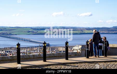 Dundee, Tayside, Schottland, Großbritannien. 25. April 2023. Wetter in Großbritannien: Im Nordosten Schottlands herrscht herrliches April-Wetter mit Temperaturen von etwa 9 Grad Eine wunderschöne Frühlingsszene am Morgen von Dundee City, dem Fluss Tay und den umliegenden Vororten aus der Sicht des „Gesetzes“, der Überreste eines vulkanischen Schwellers und des höchsten Punkts der Stadt. Dundees atemberaubende Aussicht zieht Besucher aus der ganzen Welt an. Kredit: Dundee Photographics/Alamy Live News Stockfoto