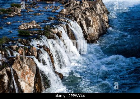 Dhuandhar-Wasserfall, Narmada-Fluss, Bhedaghat, Jabalpur, Madhya Pradesh, Indien, indische Reiseziele Stockfoto