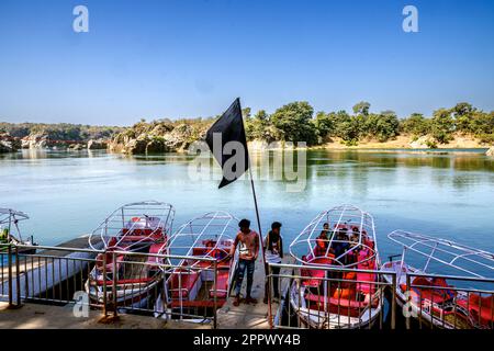 Touristenboote, Dhuandhar-Wasserfall, Narmada-Fluss, Bhedaghat, Jabalpur, Madhya Pradesh, Indien, indische Reiseziele Stockfoto