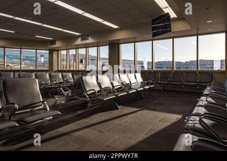 Leerer Sitzbereich am Flughafenterminal Nobody San Diego, Kalifornien USA Stockfoto