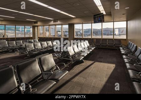 Leerer Sitzbereich am Flughafenterminal Nobody San Diego, Kalifornien USA Stockfoto