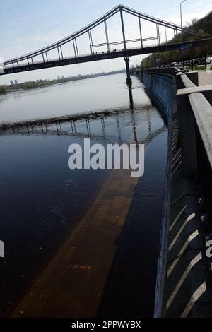 Kiew, Ukraine 22. April 2023: Überschwemmungen - Überschwemmung des Dnieper-Böschens in der Stadt Kiew Stockfoto