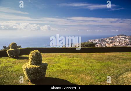 Archivbild des Topiars im Botanischen Garten von Madeira, mit dem Atlantischen Ozean und der Stadt Funchal in der Ferne. Stockfoto
