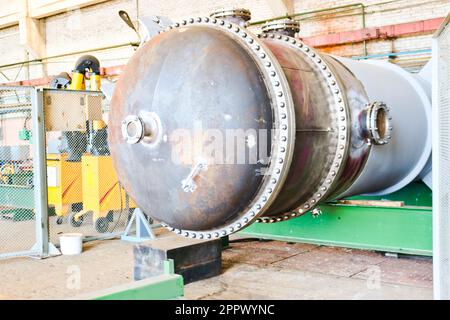 Große Metalleisendestillationskolonne zur Trennung von Stoffen in Fraktionen in den Industrieanlagen einer Ölraffinerie, chemisch, Stockfoto