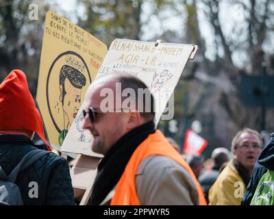 Straßburg, Frankreich - 29. März 2023: Demonstranten in den Straßen von Straßburg, Frankreich, demonstrieren gegen eine jüngste Anhebung des Rentenalters. Wochen- Stockfoto