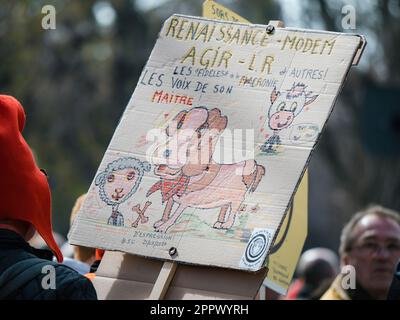 Strasborg, Frankreich - 29. März 2023: Ein kreatives Plakat, das die laufenden Wochen des Protests und Streiks in Frankreich über eine Anhebung des Rentenalters darstellt, c Stockfoto