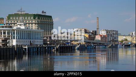 Kiew, Ukraine 22. April 2023: Überschwemmungen - Überschwemmung des Dnieper-Böschens in der Stadt Kiew Stockfoto