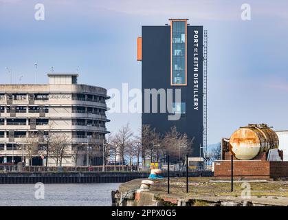 Blick auf den neu erbauten Hafen der Leith Distillery von Leith Harbour, Edinburgh, Schottland, Großbritannien Stockfoto