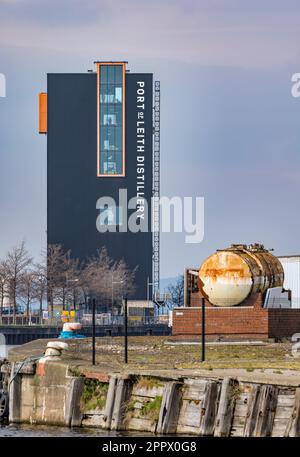 Blick auf den neu erbauten Hafen der Leith Distillery von Leith Harbour, Edinburgh, Schottland, Großbritannien Stockfoto