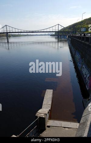 Kiew, Ukraine 22. April 2023: Überschwemmungen - Überschwemmung des Dnieper-Böschens in der Stadt Kiew Stockfoto