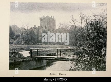 Blarney Castle Foto aus dem Buch " The Isle of the Shamrock " von Clifton Johnson, 1865-1940 Publikationsdatum 1901 Publisher New York, Macmillan; London, Macmillan Blarney Castle (Irish: Caisleán na Blarnan) ist eine mittelalterliche Festung in Blarney, nahe Cork, Irland. Obwohl frühere Befestigungsanlagen an derselben Stelle errichtet wurden, wurde der aktuelle Bergfried von der MacCarthy of Muskerry Dynastie, einem Kadettenzweig der Könige von Desmond, erbaut und stammt aus dem Jahr 1446. Der Blarney-Stein gehört zu den Machikolationen des Schlosses. Stockfoto