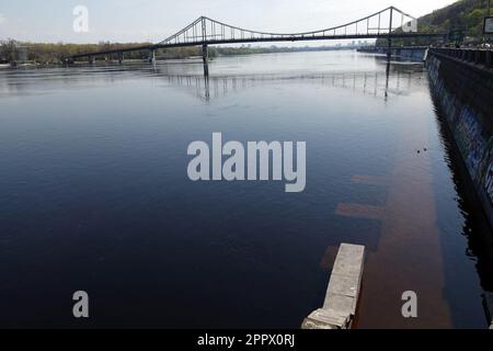 Kiew, Ukraine 22. April 2023: Überschwemmungen - Überschwemmung des Dnieper-Böschens in der Stadt Kiew Stockfoto