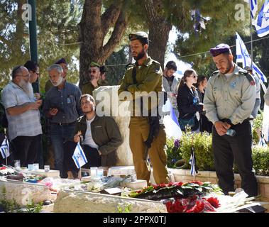 Jerusalem, Israel. 04. Februar 2014. Hinterbliebene Familien, Freunde und israelische Soldaten besuchen die Gräber der Soldaten am Gedenktag für gefallene Soldaten und Terroropfer am Mt. Herzl Militärfriedhof in Jerusalem, Dienstag, 25. April 2023. Foto von Debbie Hill/ Kredit: UPI/Alamy Live News Stockfoto