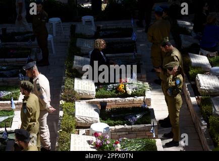 Jerusalem, Israel. 04. Februar 2014. Hinterbliebene Familien, Freunde und israelische Soldaten besuchen die Gräber der Soldaten am Gedenktag für gefallene Soldaten und Terroropfer am Mt. Herzl Militärfriedhof in Jerusalem, Dienstag, 25. April 2023. Foto von Debbie Hill/ Kredit: UPI/Alamy Live News Stockfoto