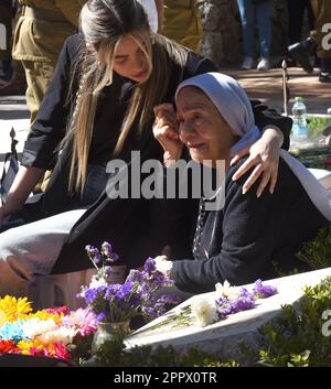 Jerusalem, Israel. 04. Februar 2014. Hinterbliebene Familien, Freunde und israelische Soldaten besuchen die Gräber der Soldaten am Gedenktag für gefallene Soldaten und Terroropfer am Mt. Herzl Militärfriedhof in Jerusalem, Dienstag, 25. April 2023. Foto von Debbie Hill/ Kredit: UPI/Alamy Live News Stockfoto