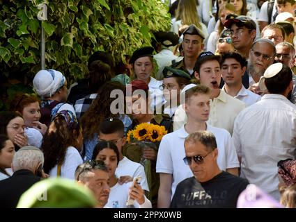 Jerusalem, Israel. 04. Februar 2014. Hinterbliebene Familien, Freunde und israelische Soldaten besuchen die Gräber der Soldaten am Gedenktag für gefallene Soldaten und Terroropfer am Mt. Herzl Militärfriedhof in Jerusalem, Dienstag, 25. April 2023. Foto von Debbie Hill/ Kredit: UPI/Alamy Live News Stockfoto