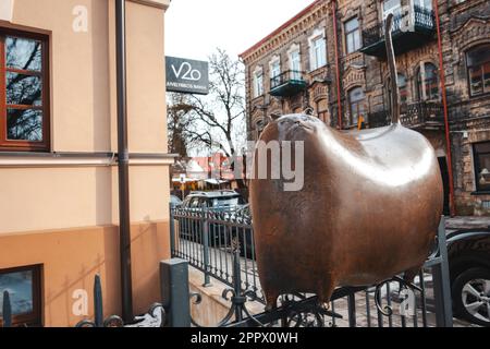 Die Bronzeskulptur Uzupis Cat am Zaun in der künstlerischen Unabhängigen republik Uzupio. Vilnius, Litauen - 10. März 2023. Stockfoto