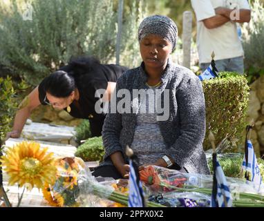 Jerusalem, Israel. 04. Februar 2014. Hinterbliebene Familien, Freunde und israelische Soldaten besuchen die Gräber der Soldaten am Gedenktag für gefallene Soldaten und Terroropfer am Mt. Herzl Militärfriedhof in Jerusalem, Dienstag, 25. April 2023. Foto von Debbie Hill/ Kredit: UPI/Alamy Live News Stockfoto