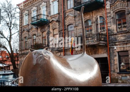 Die Bronzeskulptur Uzupis Cat am Zaun in der künstlerischen Unabhängigen republik Uzupio. Vilnius, Litauen - 10. März 2023. Stockfoto