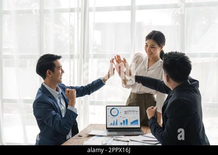 Geschäftsleute im Besprechungsraum feiern Erfolg, indem sie High Five glücklich machen, begeistert sind, Teamgeist Einheitskonzept Stockfoto