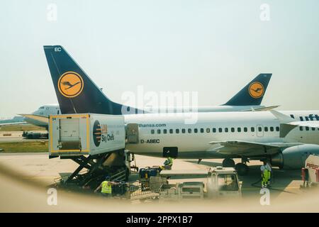 Deutschland - 6. Juli 2015: Ein Flugzeug, eine Boeing 737 MSN 25149, die nach der Landung auf einem Flughafen Lufthansa gehört. Arbeiter in Schutzausrüstung betanken das Düsenflugzeug und beladen es mit Kerosin für den nächsten Abflug. Stockfoto