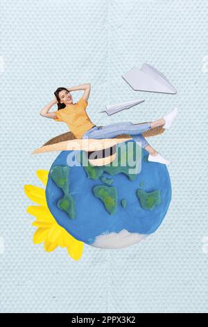 Foto von liegendem, kühlem Mädchen Hände Kopf träumend fliegendes Papier Flugzeuge Plastik Planet Sunhat isoliert auf blauem Hintergrund Stockfoto